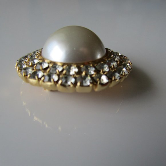 Vintage White Pearl and White Crystals Round Pin Brooch - Picture 5 of 12